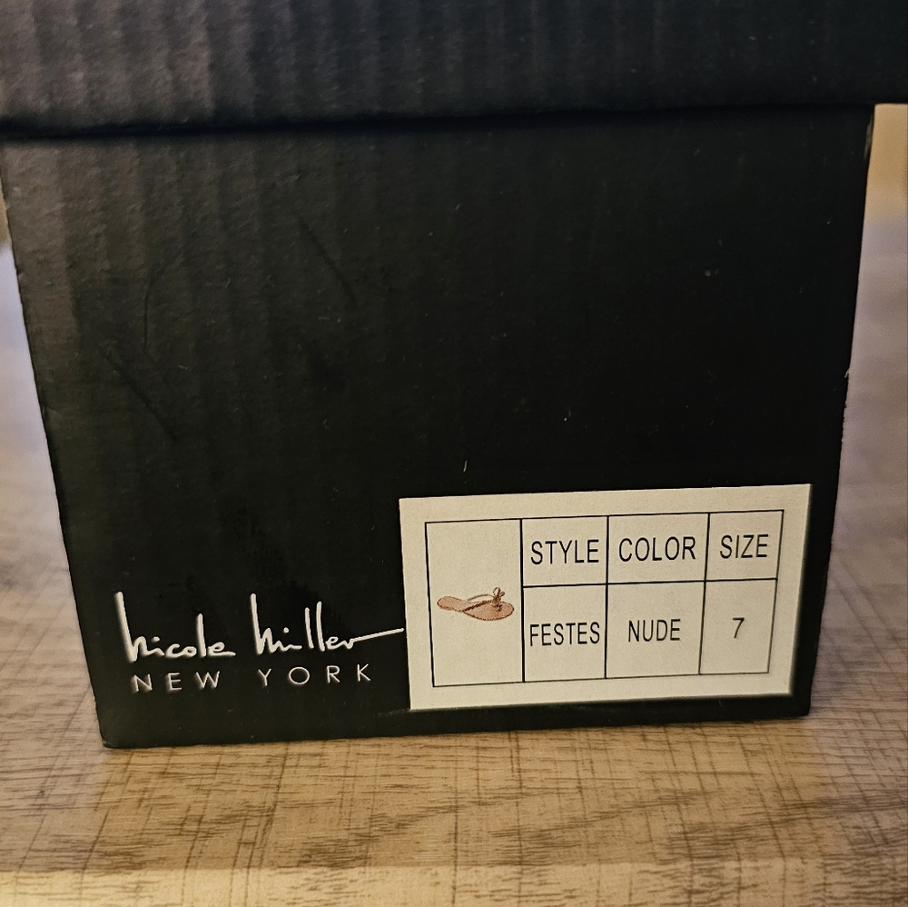 NEW!!Nicole Miller Stylish Gel Flip Flops